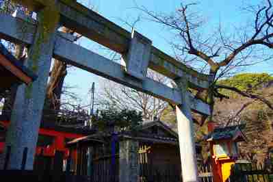 花園稲荷神社は上野公園の隣