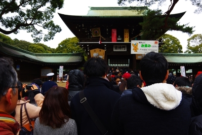 明治神宮元旦で南神門付近の初詣客