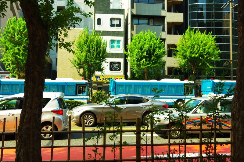 靖国通りにとまる警察車両