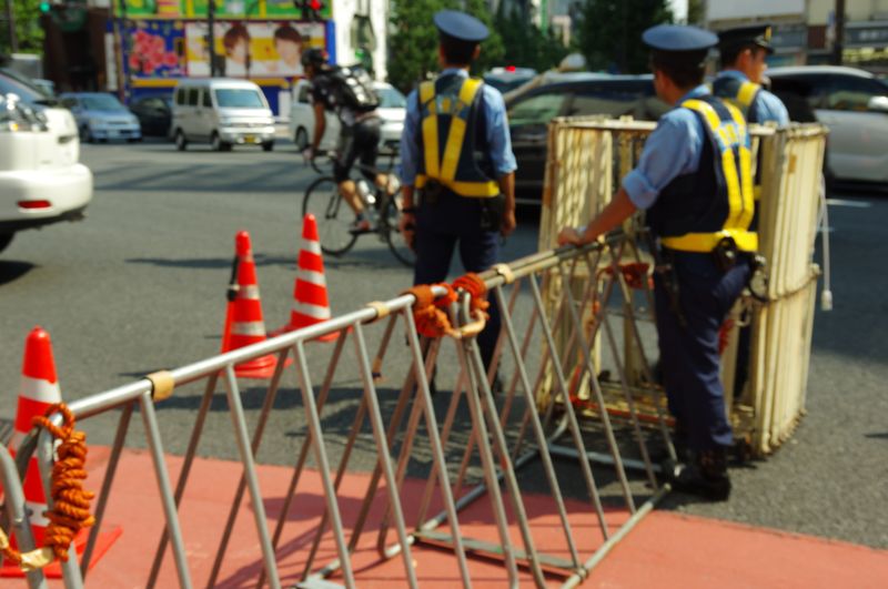 終戦の日の靖国通りのバリケード