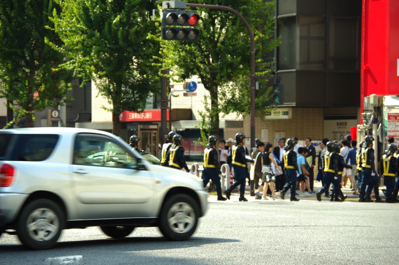 交差点を渡る神保町の機動隊