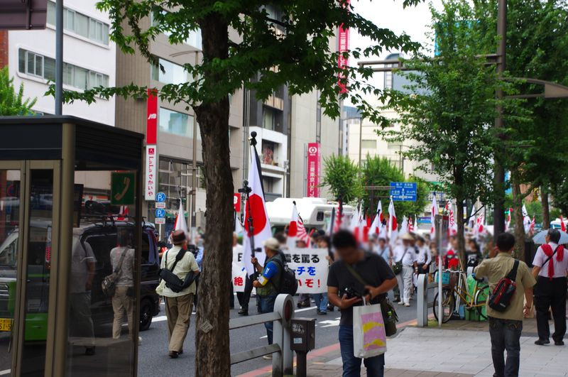 終戦の日に行われた靖国通りのデモ行進