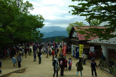 ゴールデンウィークの高尾山頂上