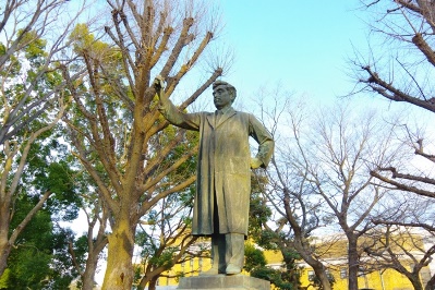 上野にある花園稲荷神社の鳥居の道